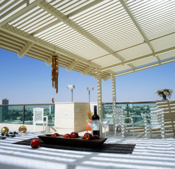 Adjustable louvered patio cover